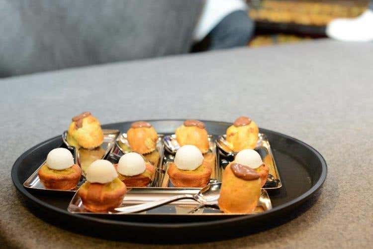 Bignè senza grassi e risini con miele di acacia e gelato, 